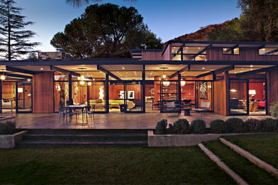 Home design - mid-century modern home design idea in Los Angeles