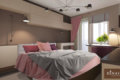 Свежая идея для дизайна: хозяйская спальня среднего размера в современном стиле с коричневыми стенами и светлым паркетным полом без камина - отличное фото интерьера