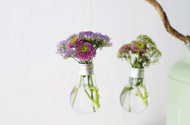 diy : recycler des ampoules en vases suspendus
