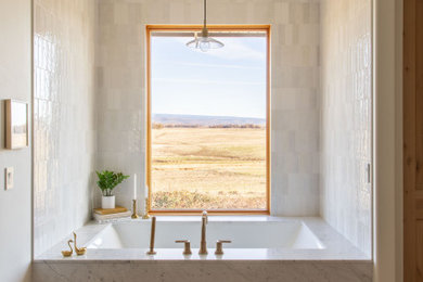 Imagen de cuarto de baño principal de estilo de casa de campo de tamaño medio con suelo de baldosas de cerámica y suelo gris