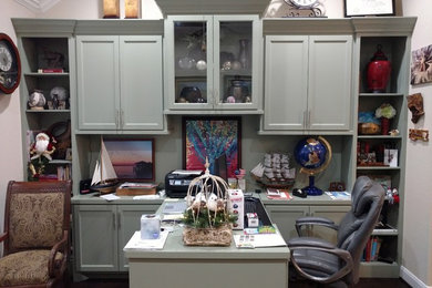 Ejemplo de despacho clásico renovado de tamaño medio con escritorio empotrado
