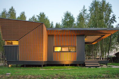 На фото: маленький, одноэтажный, деревянный, желтый дом с плоской крышей для на участке и в саду