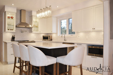Example of a mid-sized transitional l-shaped ceramic tile kitchen design in Montreal with an undermount sink, shaker cabinets, white cabinets, quartz countertops, gray backsplash, mosaic tile backsplash, stainless steel appliances and an island