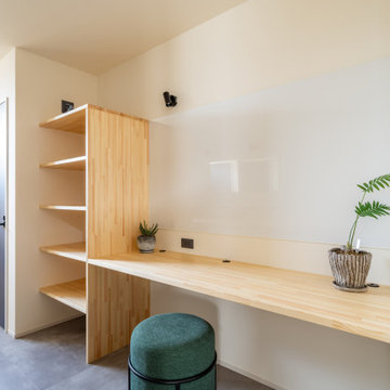 薪ストーブの癒やしの炎に家族が集う家