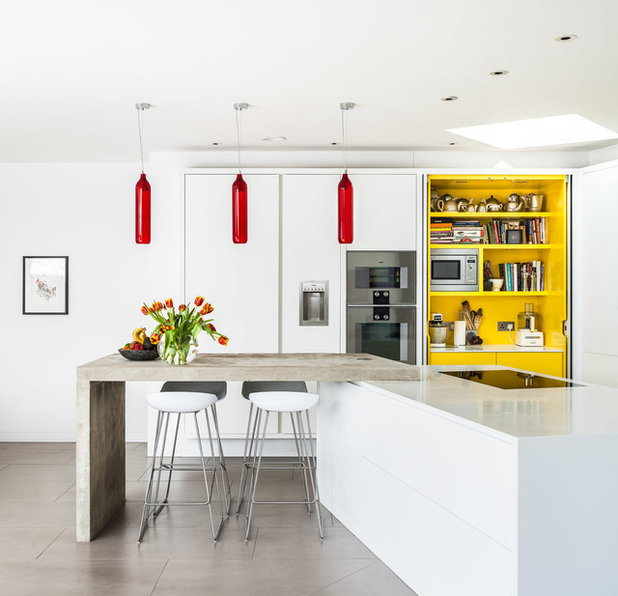 Современный Кухня by E2 Architecture + Interiors Ltd