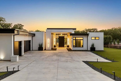 Example of an exterior home design in Dallas