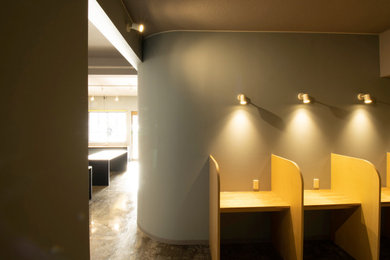 Ejemplo de despacho moderno con paredes grises, escritorio empotrado, suelo gris, machihembrado, suelo de cemento y papel pintado