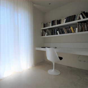 Idéer för mellanstora funkis arbetsrum, med ett bibliotek, vita väggar, marmorgolv, ett inbyggt skrivbord och beiget golv