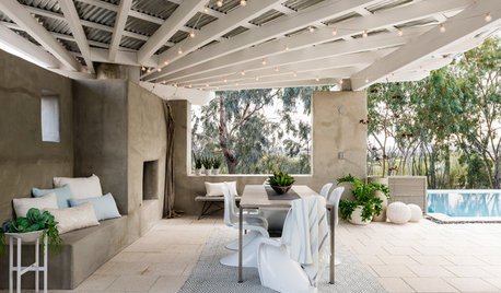 Beach Style Meets Desert in a Tucson Backyard