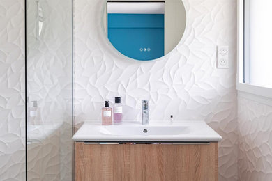 Idées déco pour une petite salle de bain contemporaine avec une douche à l'italienne, un carrelage blanc, un mur blanc et meuble simple vasque.