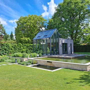 Villengarten mit Gewächshaus