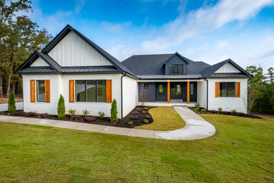 Home design - farmhouse home design idea in Little Rock