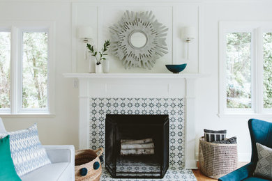 フェニックスにある高級な中くらいなトランジショナルスタイルのおしゃれなLDK (白い壁、淡色無垢フローリング、標準型暖炉、タイルの暖炉まわり、青い床、塗装板張りの天井、パネル壁) の写真