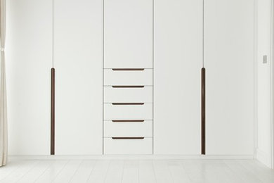 Inspiration for a contemporary closet remodel in Mumbai