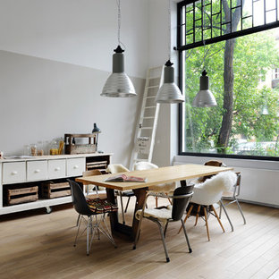 ベルリンの広いインダストリアルスタイルのLDKの画像 (白い壁、淡色無垢フローリング、暖炉なし)