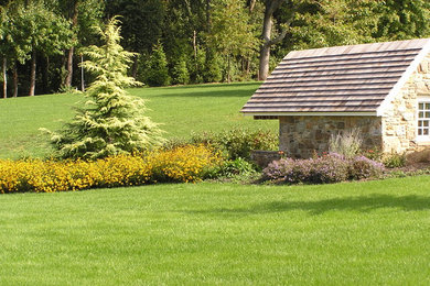 Design ideas for a large traditional landscaping in Baltimore.