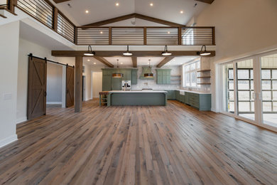 Ispirazione per un soggiorno country con pavimento in legno massello medio
