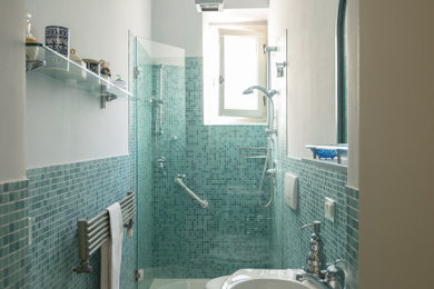 Idee per un piccolo bagno di servizio bohémian con WC a due pezzi, piastrelle grigie, piastrelle a mosaico, pareti verdi, pavimento in legno massello medio e lavabo sospeso