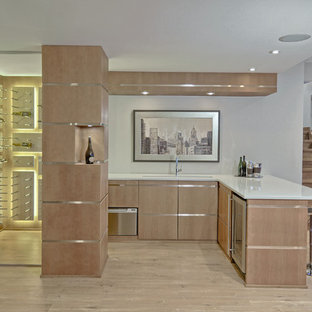 他の地域のコンテンポラリースタイルのおしゃれな着席型バー (淡色無垢フローリング、フラットパネル扉のキャビネット、淡色木目調キャビネット、白いキッチンカウンター) の写真