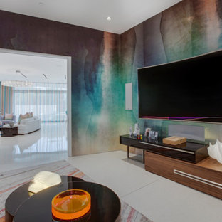 Aménagement d'une grande salle de cinéma contemporaine fermée avec un sol en travertin, un téléviseur fixé au mur et un mur multicolore.