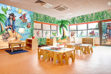 На фото: детская с игровой среднего размера в современном стиле с синими стенами для ребенка от 4 до 10 лет, мальчика с