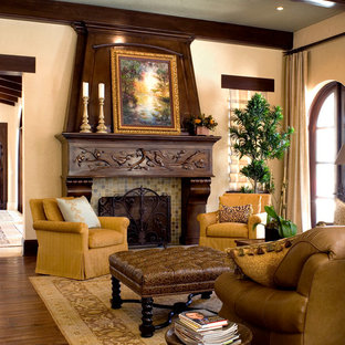 Modelo de salón mediterráneo con paredes beige, marco de chimenea de baldosas y/o azulejos y chimenea tradicional
