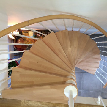Un escalier demi colimaçon dans une trémie rectangulaire
