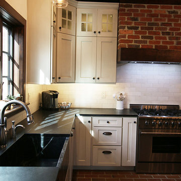 Charming Virginia Colonial Kitchen with Shaker Style Cabinets