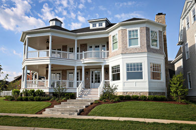 Example of a transitional home design design in Louisville
