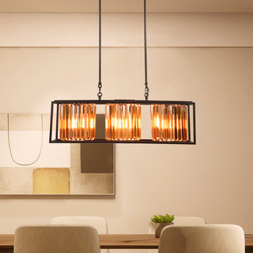 Crystal chandelier that captivates at first sight, as if telling a story.