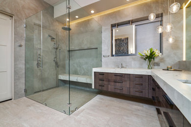 На фото: большая ванная комната в стиле модернизм