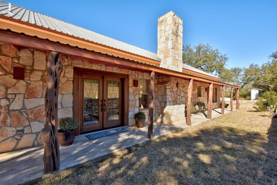 Photo of a farmhouse home in Austin.