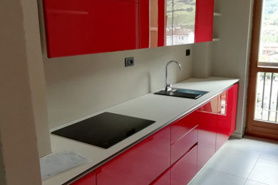 Immagine di una cucina parallela moderna chiusa e di medie dimensioni con pavimento con piastrelle in ceramica e pavimento bianco