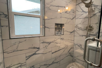 Alcove shower - small contemporary master ceramic tile wood-look tile floor, blue floor and single-sink alcove shower idea in Dallas with a two-piece toilet, an undermount sink, quartz countertops, a hinged shower door and a niche