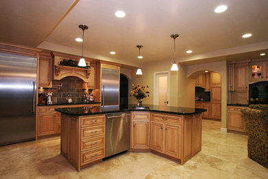 Elegant kitchen photo in Sacramento