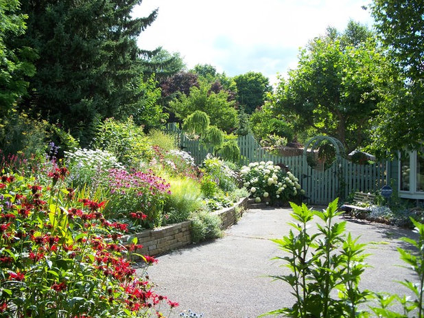 Traditional Landscape by Healy Design Inc.