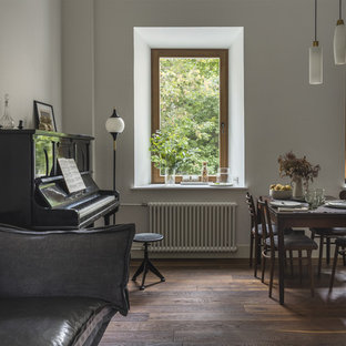 Неиссякаемый источник вдохновения для домашнего уюта: гостиная-столовая в стиле современная классика с белыми стенами, темным паркетным полом и коричневым полом