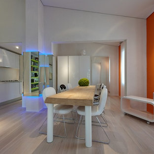 フィレンツェの広いコンテンポラリースタイルのLDKの画像 (白い壁)