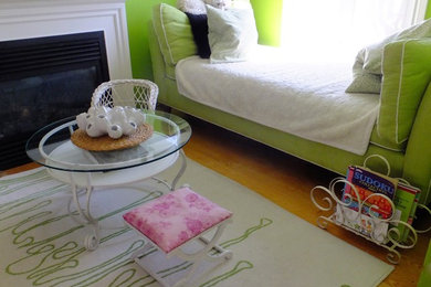 Example of a transitional living room design in Toronto