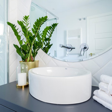 Cuarto de baño gris y blanco