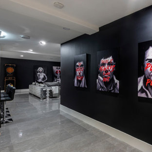 Modelo de cine en casa abierto, contemporáneo, extra grande, con paredes negras, suelo de baldosas de cerámica, pantalla de proyección y suelo gris