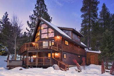 Mid-sized rustic brown three-story mixed siding exterior home idea in San Francisco with a shingle roof