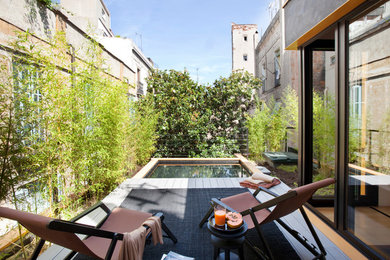 Inspiration for a mid-sized contemporary rooftop and rooftop deck in Barcelona with no cover and a container garden.