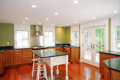 Example of a classic kitchen design in Boston