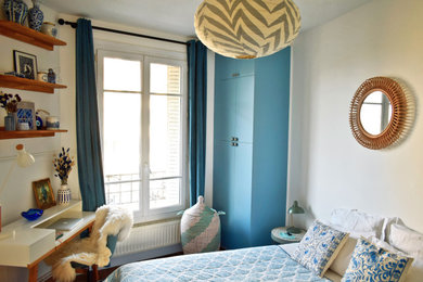 Cette photo montre une petite chambre parentale bord de mer avec un mur blanc et dressing.