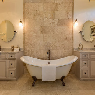 Foton och badrumsinspiration för bruna badrum, med beige skåp