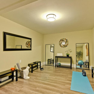 サンフランシスコの中サイズのコンテンポラリースタイルのおしゃれなヨガスタジオ (ベージュの壁、淡色無垢フローリング、茶色い床) の写真