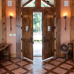 他の地域の両開きドアラスティックスタイルのおしゃれな玄関 (オレンジの壁、濃色木目調のドア) の写真