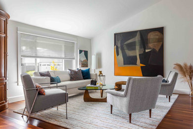 Retro Wohnzimmer mit weißer Wandfarbe und braunem Holzboden in San Francisco