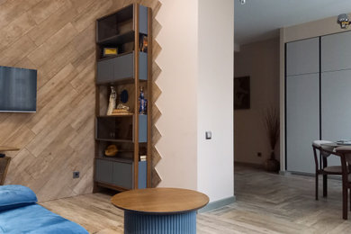 Источник вдохновения для домашнего уюта: открытая гостиная комната среднего размера в современном стиле с бежевыми стенами, полом из керамогранита, телевизором на стене, бежевым полом и акцентной стеной